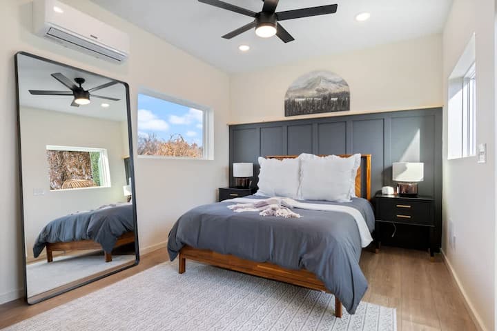 Druga spavaća soba u potkrovlju uključuje bračni krevet (160x200), pristup balkonu na 3. katu, veliko ogledalo, udoban prostor za sjedenje, mali prostor za rad i vinski bar. Imajte na umu da se u ovom prostoru nalazi ormar vlasnika koji je zaključan.