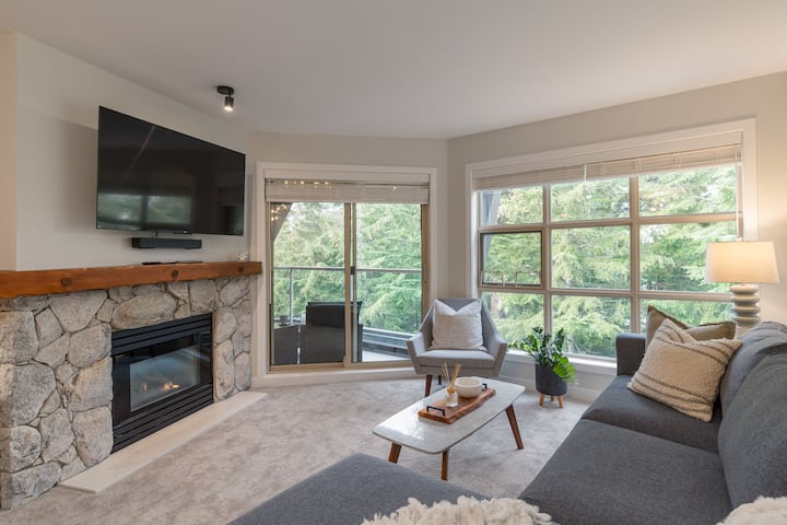 Zenaway| Top Floor Reno'd 1 Br Ski In-out | Aspens - Whistler