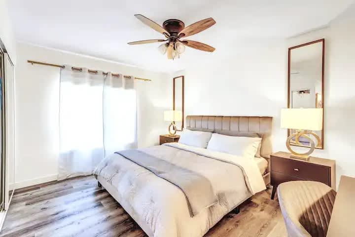 غرفة النوم رقم 1 بسرير مريح بحجم كينغ 