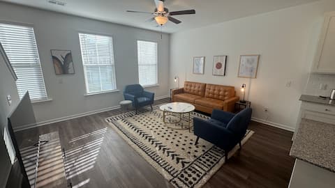 Modern Townhome - King Beds & Wi-Fi