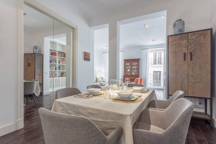 Stylish Apartment with High Ceilings & Wood Floors gallery image 5