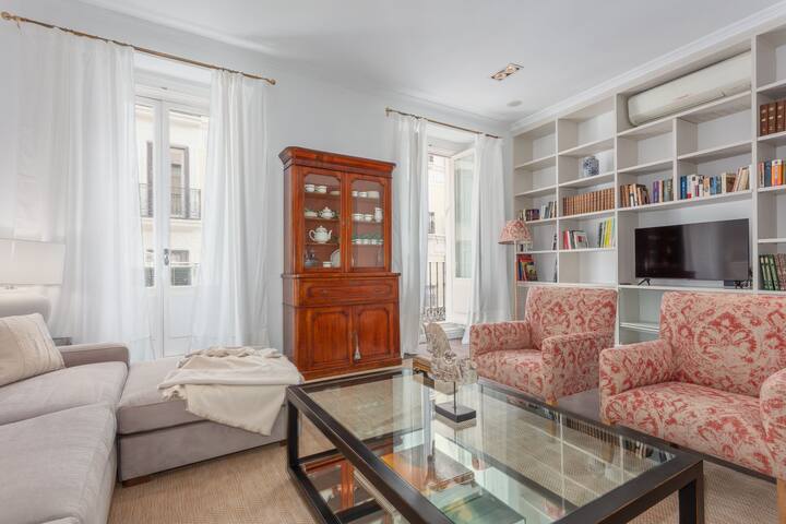 Stylish Apartment with High Ceilings & Wood Floors gallery image 2