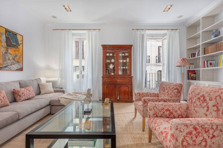 Stylish Apartment with High Ceilings & Wood Floors gallery image 3