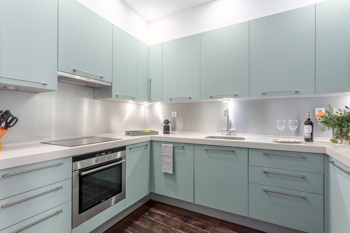 Top Airbnb: Stylish Apartment with High Ceilings & Wood Floors in Madrid