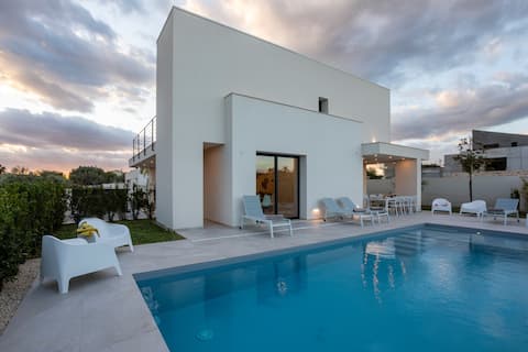 Villa Nerissa - Sea view property by IsulaTravel