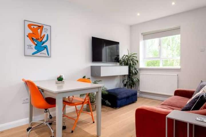 Stylish Brixton Hill Studio With Modern Charm - London