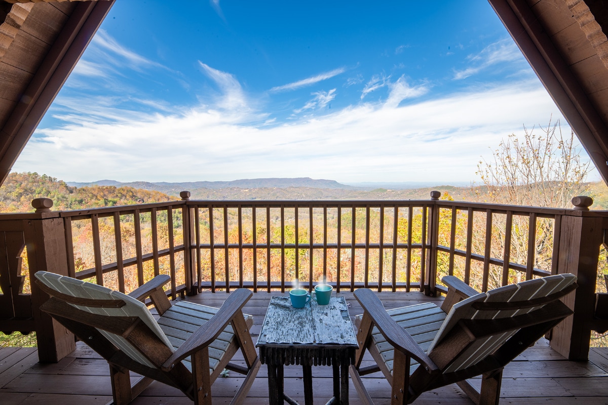 *Spacious 3BD Cabin w/ VIEWS! Hot Tub + Games!*