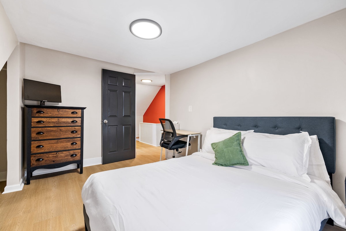 Wake up refreshed in our spacious bedroom, where comfort and elegance meet!