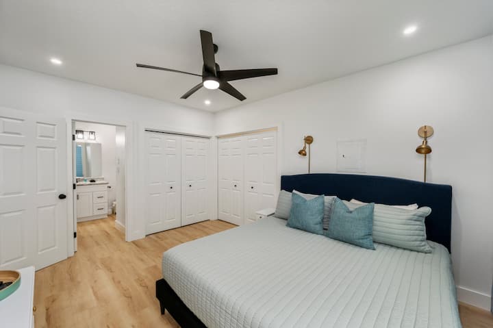 חדר שינה נעים המיועד למנוחה ורוגע.