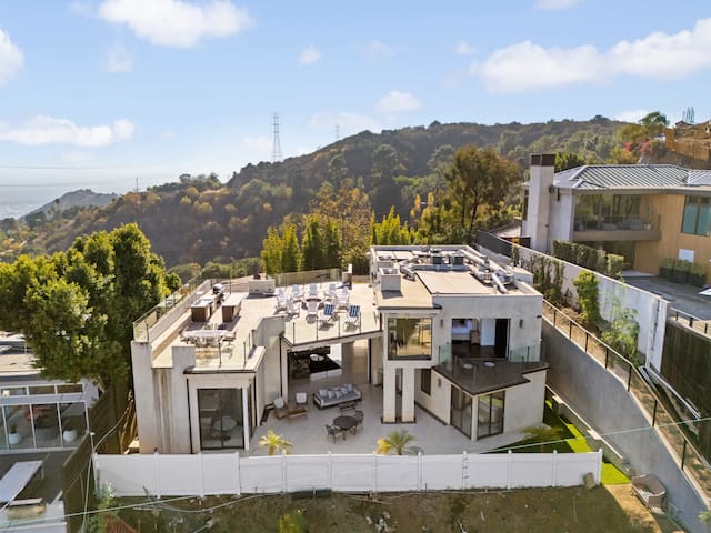 New Listing! Skyline by Colby & Conrad gallery image 3