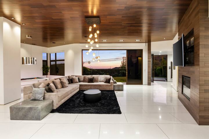 New Listing! Skyline by Colby & Conrad gallery image 5