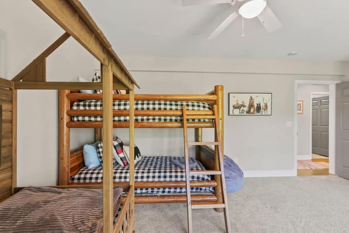 ค่ำคืนแห่งความฝันรอคุณอยู่! เตียงสองชั้นคู่ของเรา (พร้อมผ้าปูที่นอน) และเตียงแฝดในเคบินให้ความสะดวกสบายเป็นสองเท่าในที่พักเดี่ยว