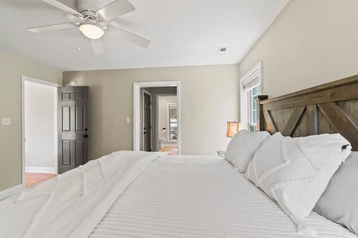 สัมผัสเสน่ห์ของเตียงคิงไซส์ที่ซึ่งความซับซ้อนมาบรรจบกับความสงบสร้างสวรรค์สำหรับการพักผ่อนและยามเช้าที่มีชีวิตชีวา