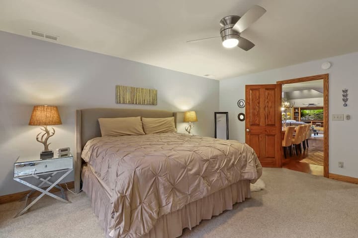 Übergang von unserem eleganten Essbereich in den üppigen Komfort unseres Schlafzimmers, beide bieten ein exquisites Ambiente