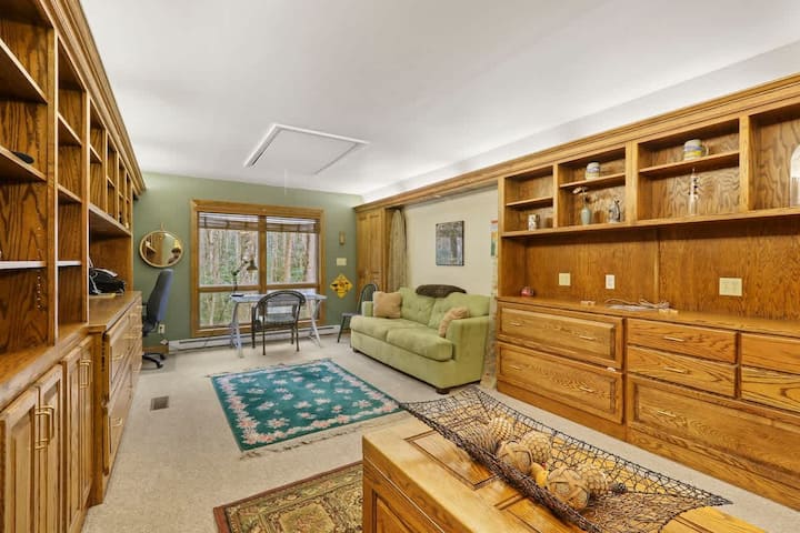 Erlebe die Gemütlichkeit der Berge in unserem rustikalen Wohnzimmer, wo natürlicher Charme und Komfort nahtlos zusammenkommen.