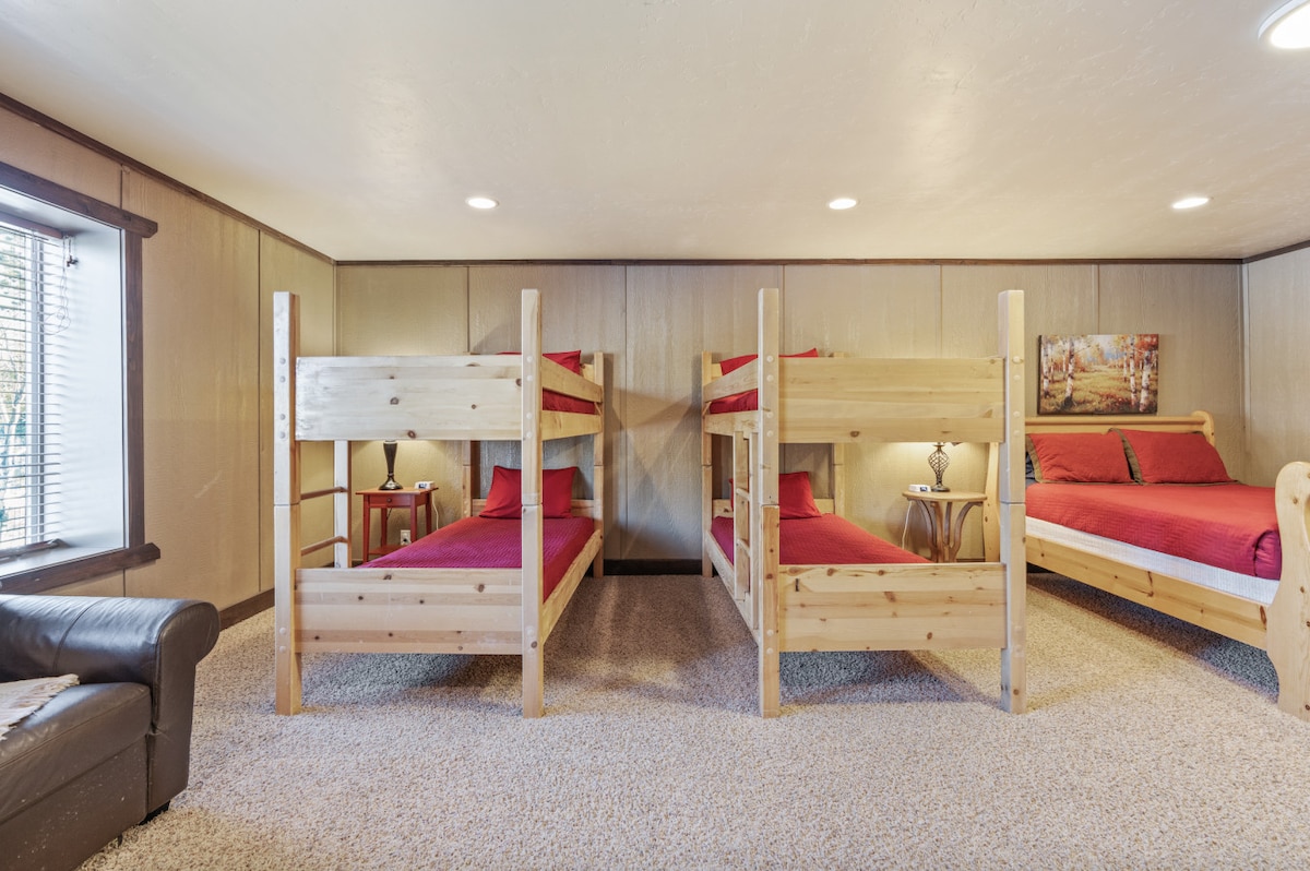 Спална соба 5 - 1 брачен кревет (широк 180-220 см), 1 брачен кревет (широк 180-220