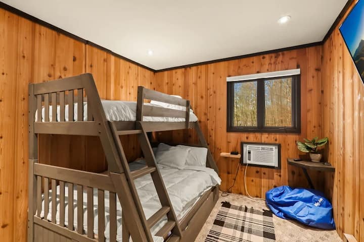 Насладете се на максимален комфорт в спалня 2. Уютно в двойно легло с две единични легла над двойно легло с две единични легла, насладете се на развлечения на смарт телевизора и открийте достатъчно място за съхранение на най - важните неща за уединение.