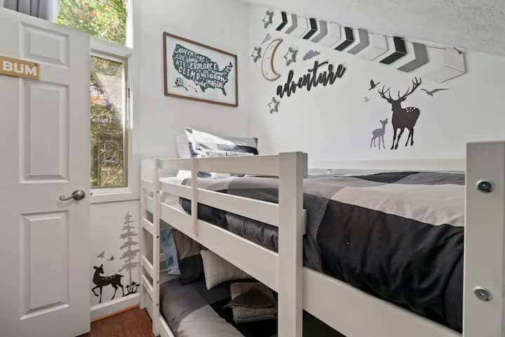 أهلًا وسهلًا بك في غرفة النوم 3 بعد يوم من المغامرة، استرخ في سريرنا المزدوج المكون من طابقين، وتحيط به ديكور مستوحى من الطبيعة للحصول على أجواء شخصية مريحة!