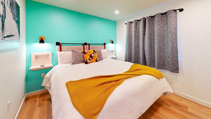 Cama tamaño king en la planta baja