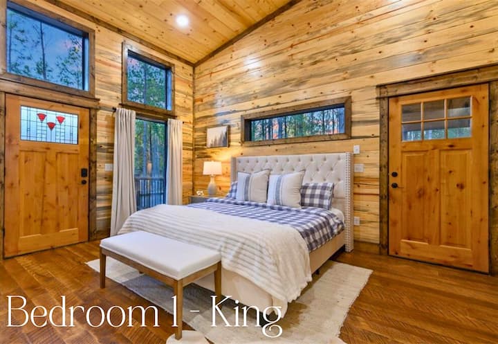 Duerme profundamente en este espacioso dormitorio tamaño king, diseñado con comodidad, luz natural y decoración relajante en mente.