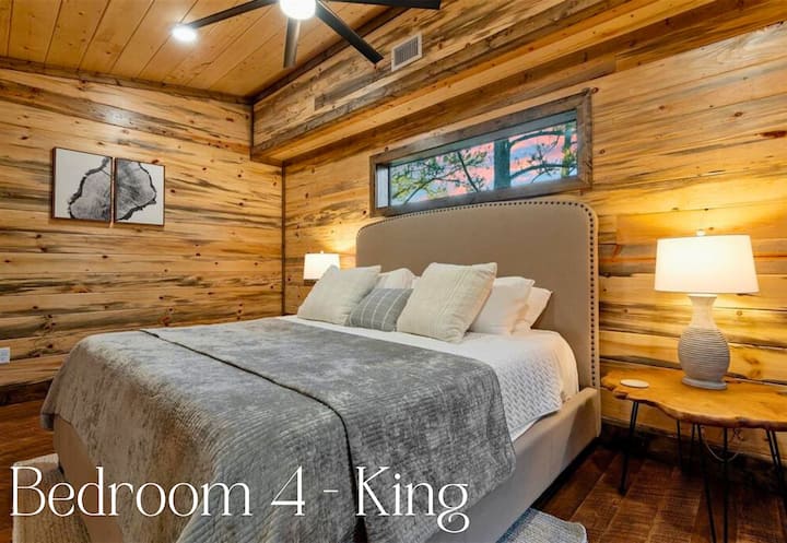 Este dormitorio tamaño king ofrece un estilo atemporal y una comodidad acogedora, perfecta para noches de descanso en el bosque.