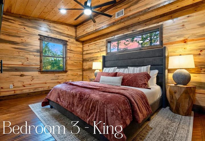 La iluminación cálida y la decoración cuidada hacen de este dormitorio tamaño king un refugio acogedor que nunca querrás dejar.