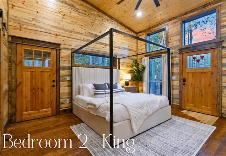 Una cama tamaño king y una decoración elegante hacen de este dormitorio un acogedor santuario para noches de descanso y mañanas tranquilas.
