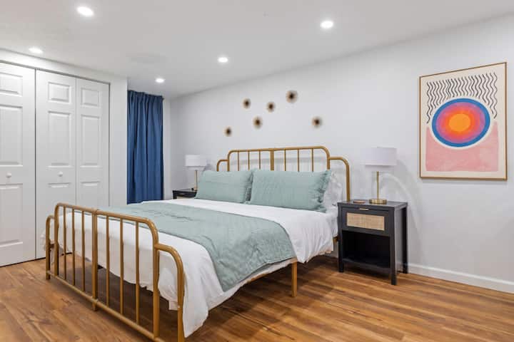 Kde sa štýl stretáva s pohodlím - útulná posteľ dokonale spárovaná s elegantnou komodou vedľa seba.