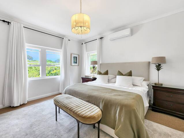 Hout Bay Family Home: Pool, Sauna & Mountain Views gallery image 2