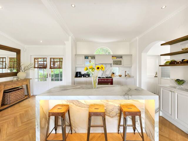 Hout Bay Family Home: Pool, Sauna & Mountain Views gallery image 4