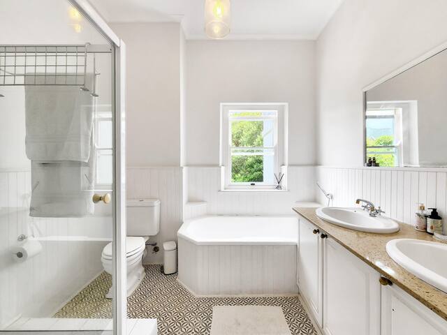 Hout Bay Family Home: Pool, Sauna & Mountain Views gallery image 5