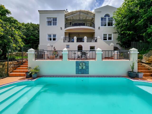 Hout Bay Family Home: Pool, Sauna & Mountain Views