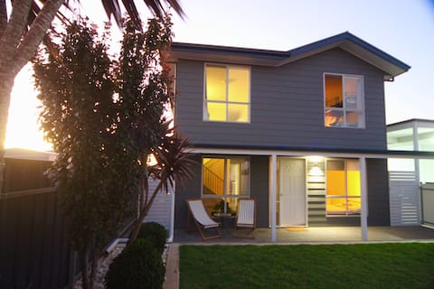 5BR Oceanview Retreat + Parking | Port Victoria