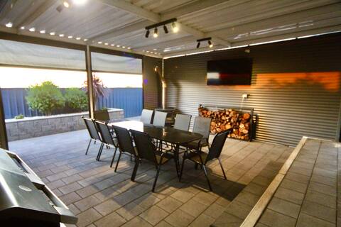 5BR Oceanview Retreat + Parking | Port Victoria