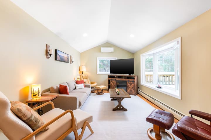 Stone Wall, King Bed, Workspace, Dog Approved! - North Conway, NH