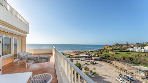 Ocean View 2 BDR Flat With Balcony by LovelyStay