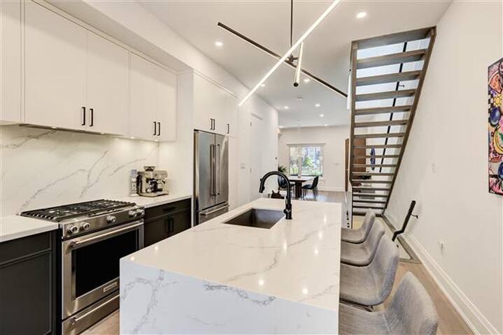 Downtown Luxury Home w/ Free Parking! gallery image 5