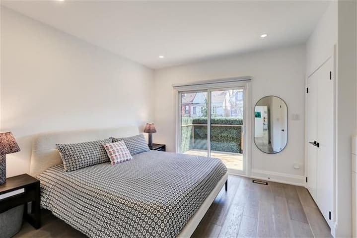 Downtown Luxury Home w/ Free Parking! gallery image 4