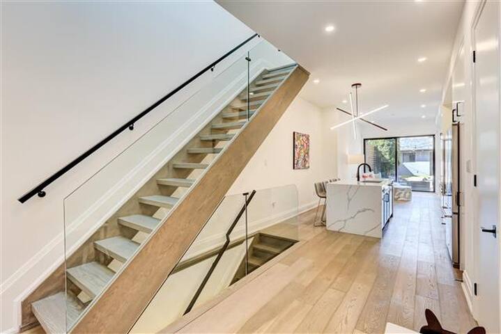 Downtown Luxury Home w/ Free Parking! gallery image 3