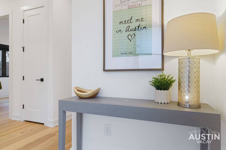 Pool, Hot Tub & Patio w/Modern Updates in E Austin gallery image 2