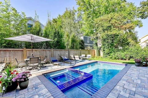 Gorgeous 5BR, 4.5BA, in town, pool, hot tub, beach