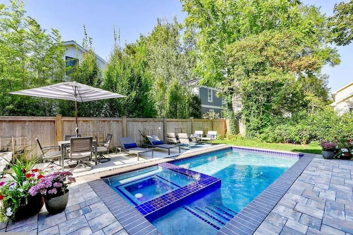 Gorgeous 5BR, 4.5BA, in town, pool, hot tub, beach