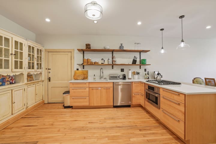 Spacious Historic 8-Bedroom Manor in Short North –