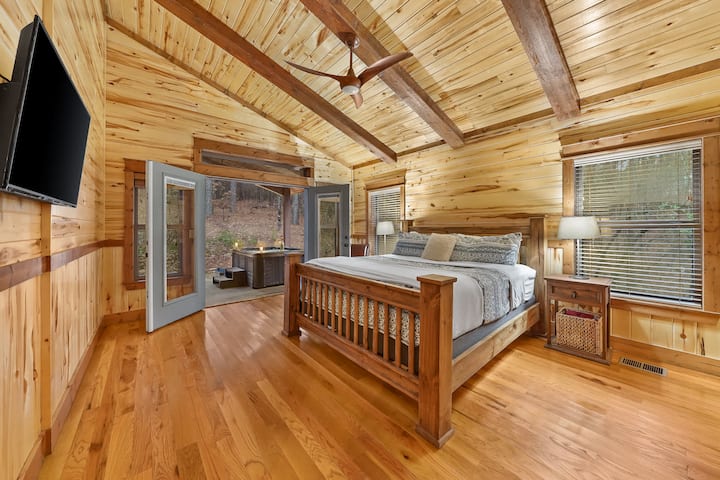 Დიდი ზომის ოსტატი ფრანგული კარით ჰიდრომასაჟის აუზში რომანტიკის საღამოზე.