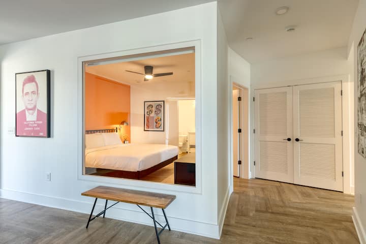 ห้องนอนหลักมีเตียงขนาดคิงไซส์และห้องน้ำในตัว