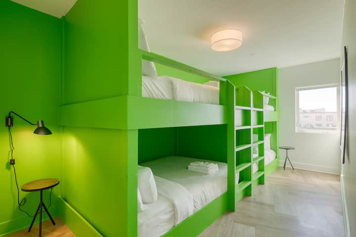 ห้องนอนที่ 2 มีเตียงควีนไซส์สองชั้น 2 เตียงและห้องน้ำในตัว