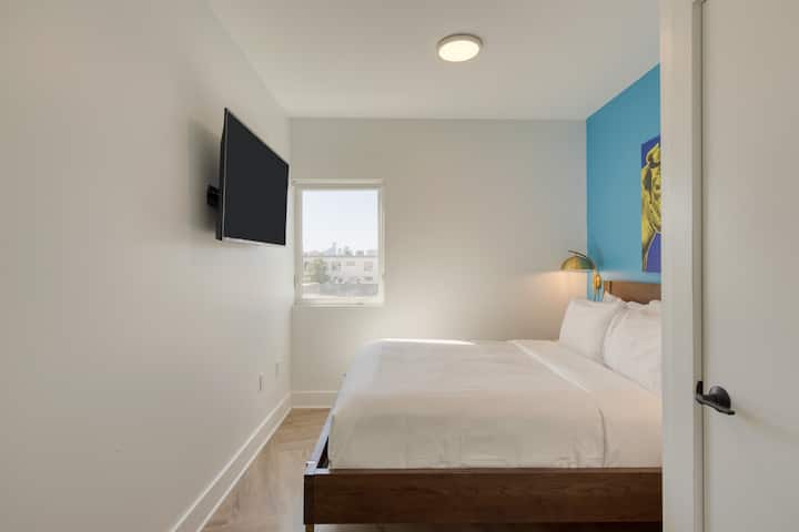 ห้องนอน 4 มีเตียงขนาดคิงไซส์และทีวี