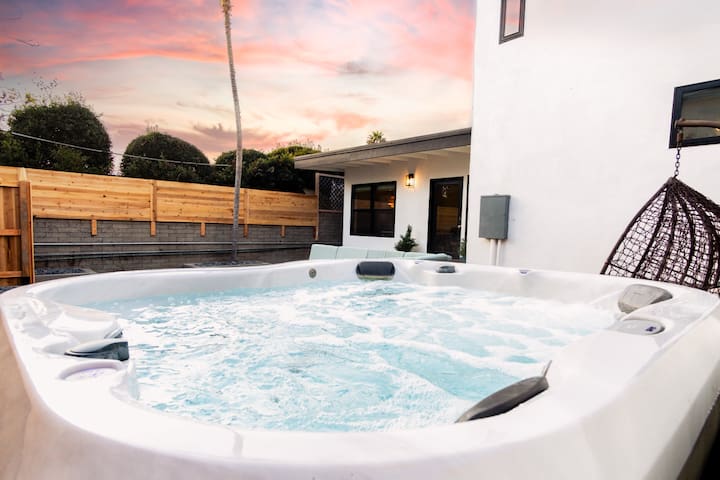 NEW Modern Beach Escape + Jacuzzi + Large Backyard