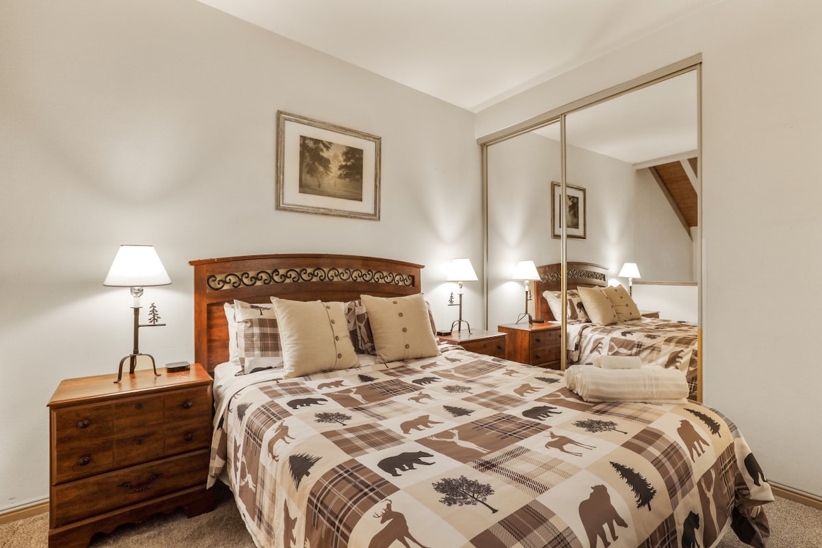 Dormitorio 2: loft con cama tamaño queen y medio baño adjunto