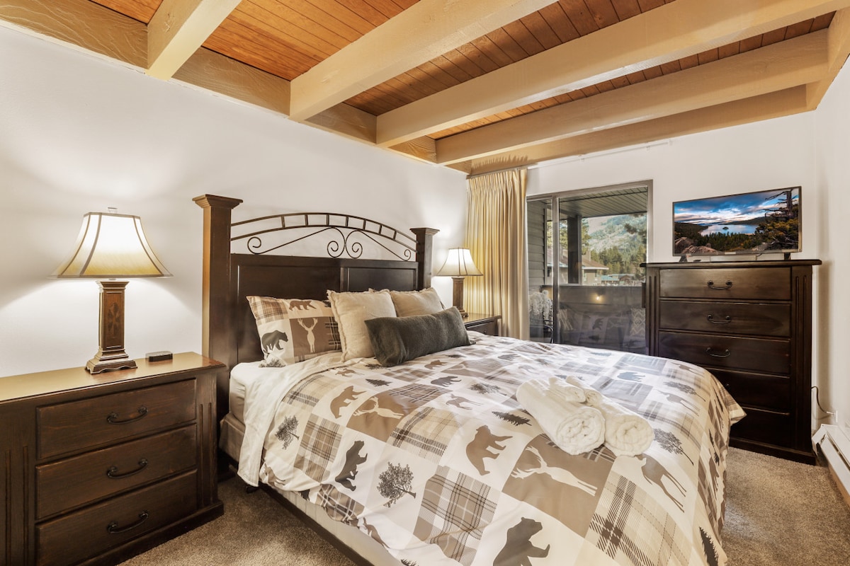 Dormitorio #1: planta baja con cama tamaño king y TV inteligente.